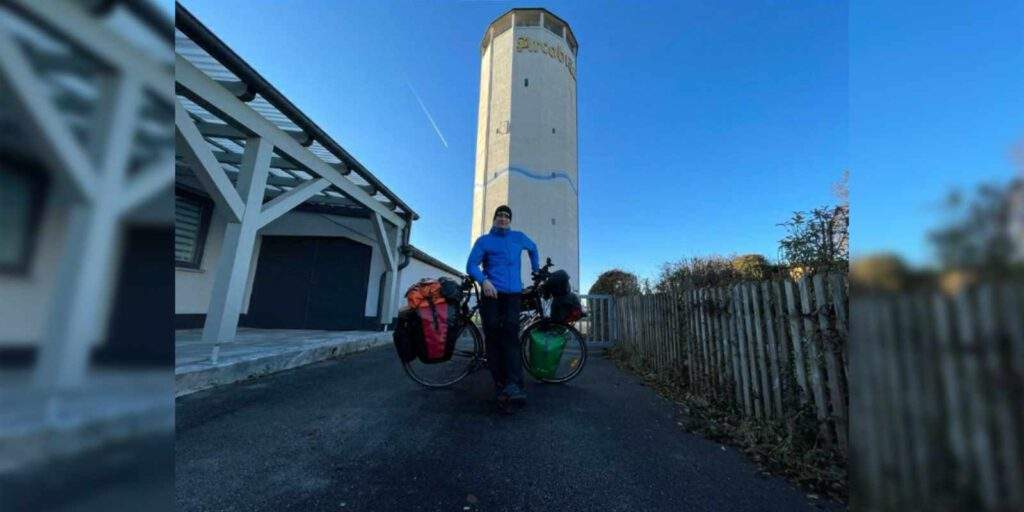 Christoph Schönlein vor dem Plattlinger Wasserturm